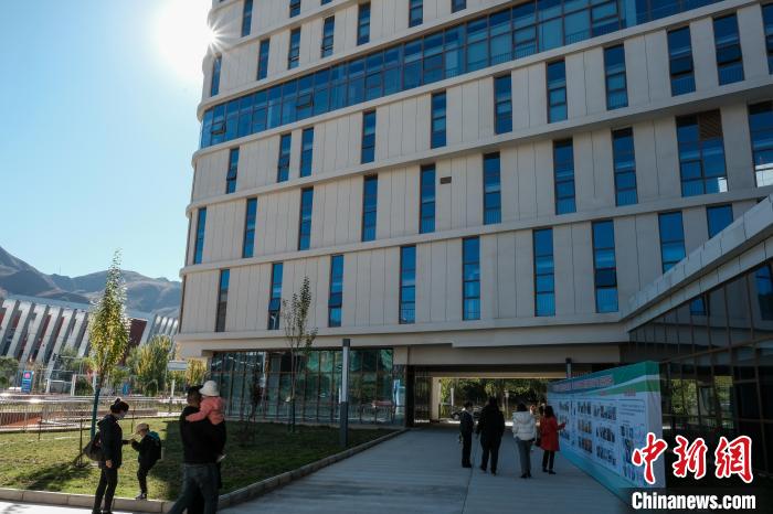 因疫情防控需要，此次義診活動進行了人數限定。圖為西藏民眾帶著孩子到醫(yī)院就診?！〗w波 攝