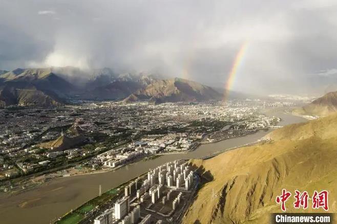 資料圖：海拔3600多米的高原城市拉薩迎來(lái)雨后彩虹。江飛波 攝