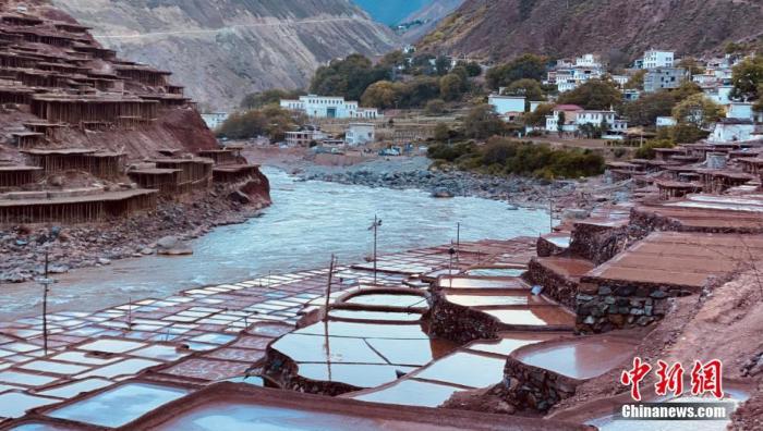 資料圖為芒康千年古鹽田。 <a target='_blank' ><p  align=