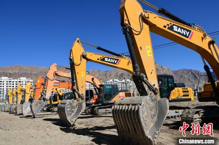 圖為人大附中拉薩學(xué)校開工奠基儀式現(xiàn)場?！∝暩聛硭?攝