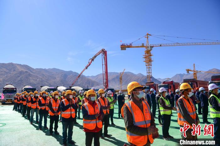 圖為人大附中拉薩學(xué)校開工奠基儀式現(xiàn)場?！∝暩聛硭?攝