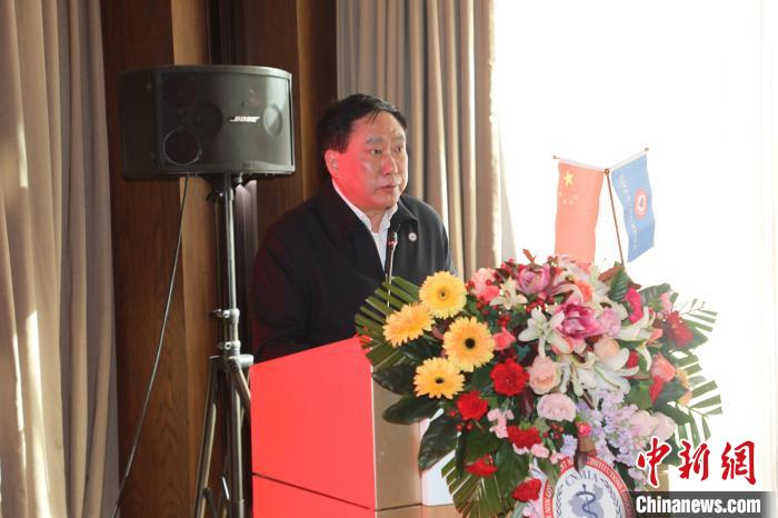 圖為中國(guó)非公立醫(yī)療機(jī)構(gòu)協(xié)會(huì)常務(wù)副會(huì)長(zhǎng)兼秘書長(zhǎng)郝德明致辭?！№n相澤 攝