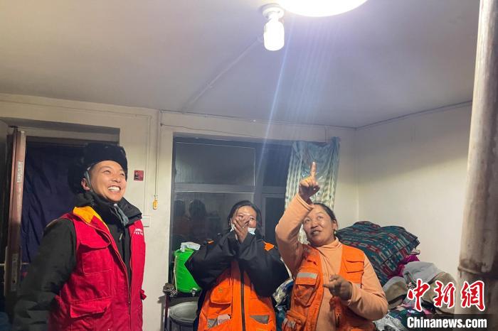 青藏公路109道班接入大網(wǎng)電。　 閆昱翰 　攝