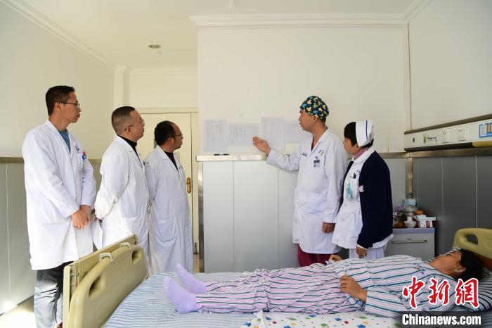 圖為何蔚副主任醫(yī)師(站右二)及團隊術(shù)后對患者的肌肉訓(xùn)練、蛋白飲食等制定了每半日的康復(fù)計劃?！∝暩聛硭?攝