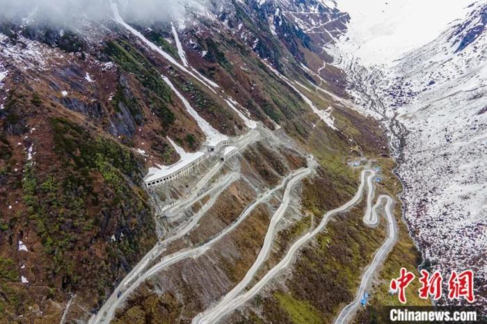 圖為嘎隆拉隧道南段，穿過該隧道后便正式進入了墨脫縣范圍。