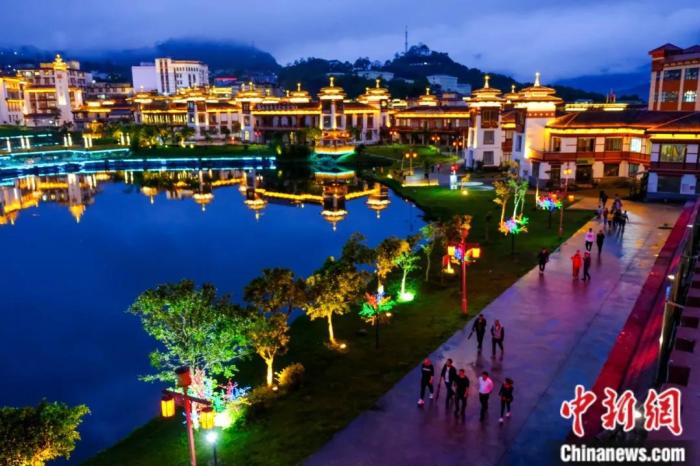 墨脫入夜，華燈初上，昔日“高原孤島”如今日漸繁華。