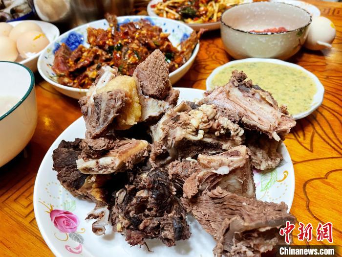 圖為除夕之夜的大餐。　冉文娟 攝