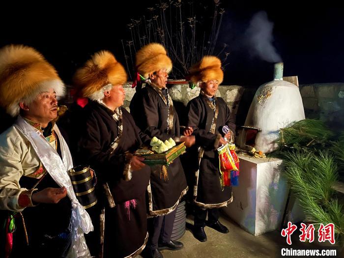 圖為除夕之夜進行的驅(qū)鬼儀式?！∪轿木?攝