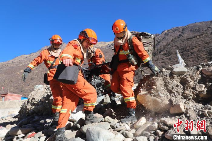圖為參訓(xùn)消防指戰(zhàn)員密切配合進(jìn)行訓(xùn)練?！〔际猩窒乐ш牻_(dá)縣中隊 攝