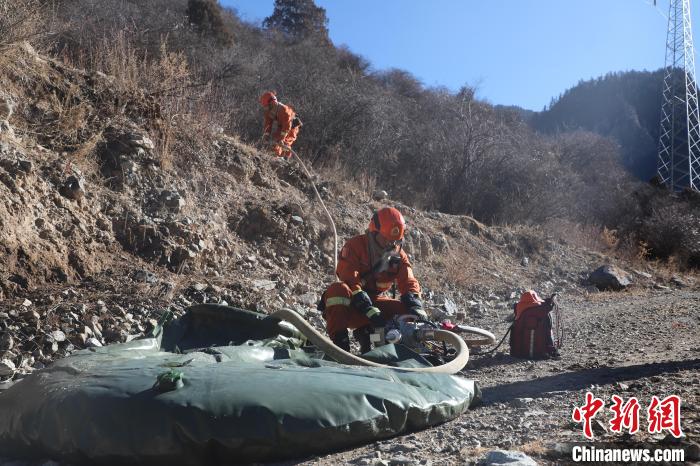 圖為參訓(xùn)消防指戰(zhàn)員架設(shè)蓄水池?！〔际猩窒乐ш牻_(dá)縣中隊 攝