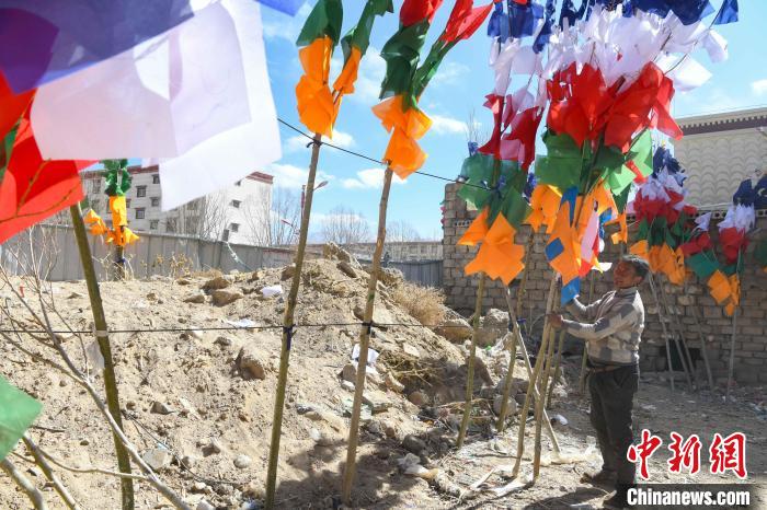 圖為拉薩街頭出售的五彩經(jīng)幡?！∝暩聛?lái)松 攝