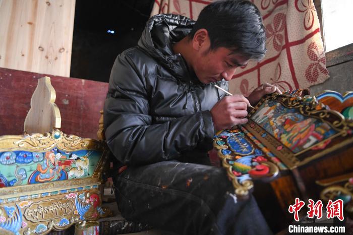 圖為拉薩手藝人制作年貨“切瑪盒”?！∝暩聛?lái)松 攝