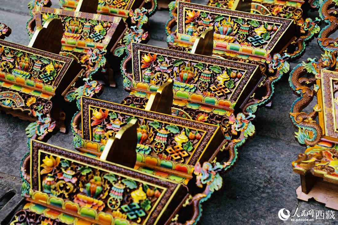 年貨市場上的切瑪盒。（切瑪盒是藏歷新年吉祥物，是在精制斗型木盒中用隔板分開，分別盛入炒麥粒和糌粑，插上“仔卓”，象征著人壽年豐、吉祥如意。）人民網(wǎng) 次仁羅布攝