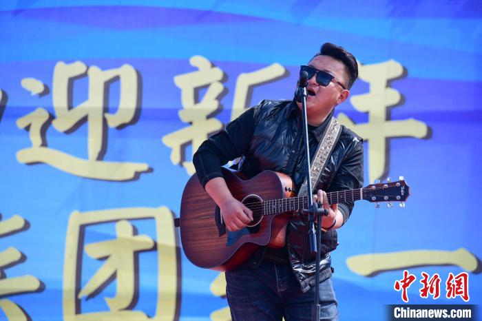 圖為文藝匯演現(xiàn)場(chǎng)?！∝暩聛?lái)松 攝