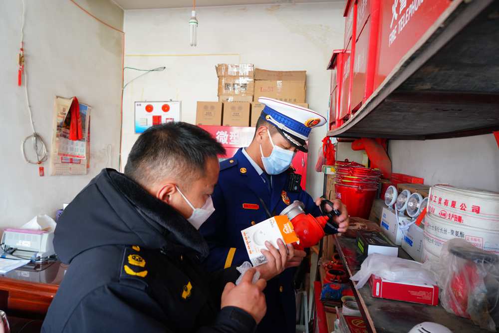 檢查消防器材。圖片由那曲消防提供