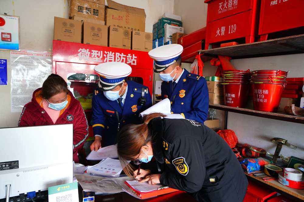 檢查消防器材。圖片由那曲消防提供