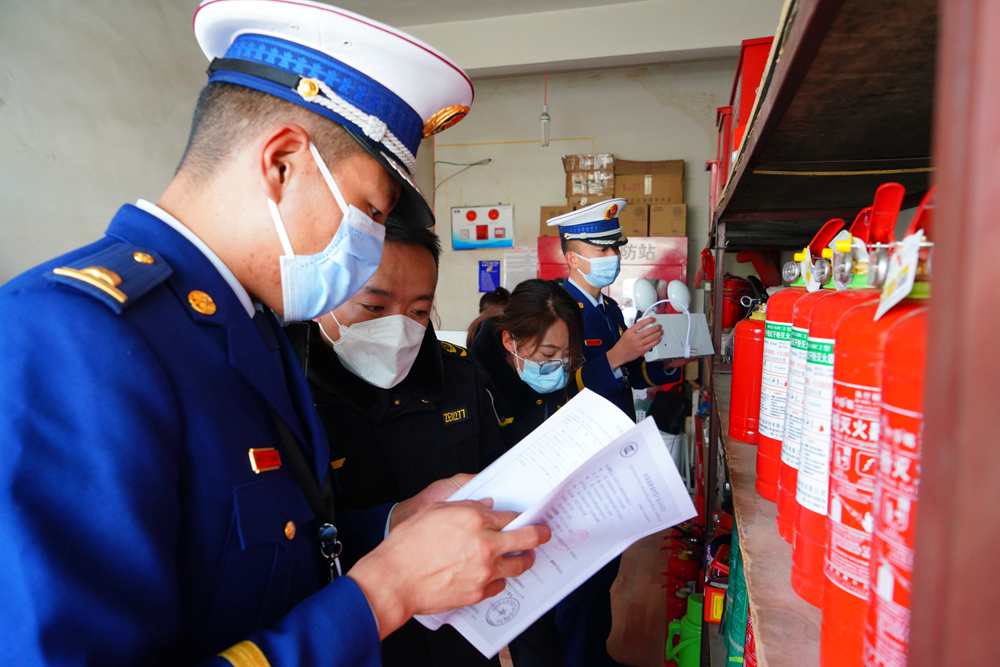 檢查消防器材。圖片由那曲消防提供
