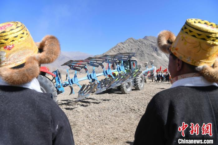 圖為拉薩市曲水縣茶巴朗村春耕儀式現(xiàn)場?！∝暩聛硭?攝