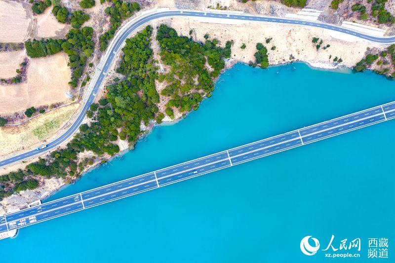 拉林高等級公路。徐馭堯攝