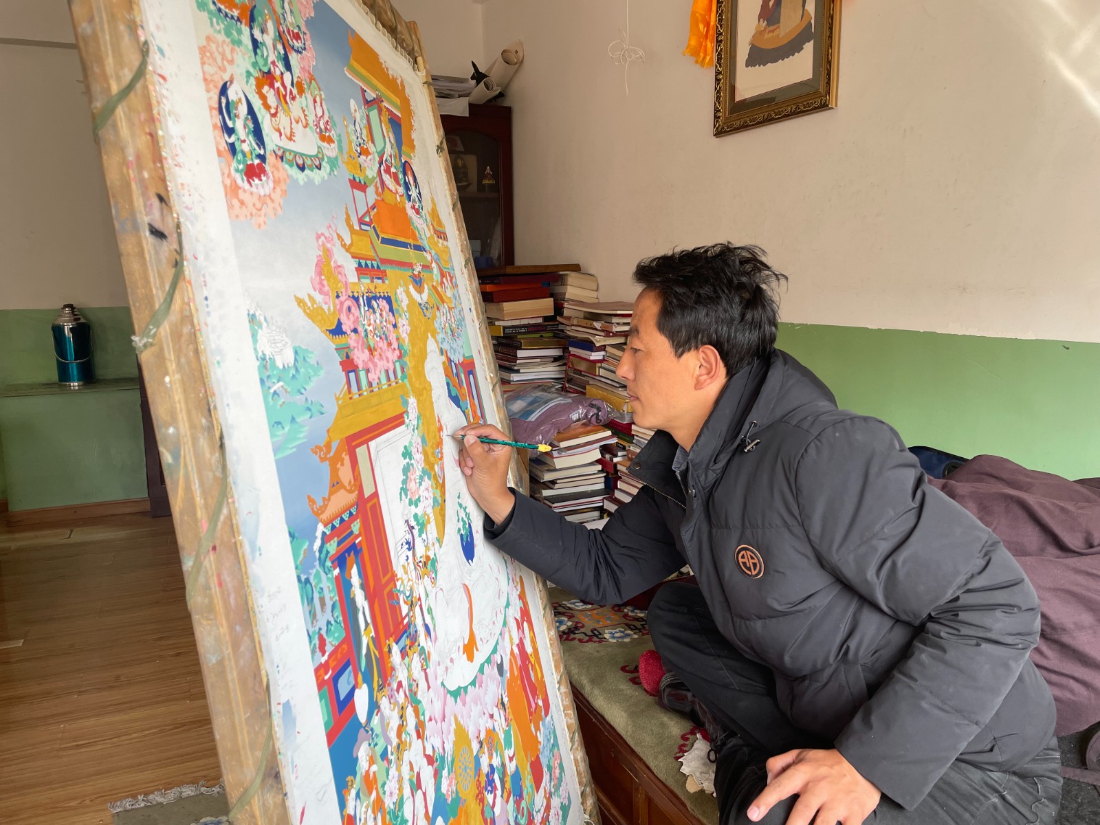 貢覺杰正在繪畫唐卡。1(1815009)-20220318090842.jpg