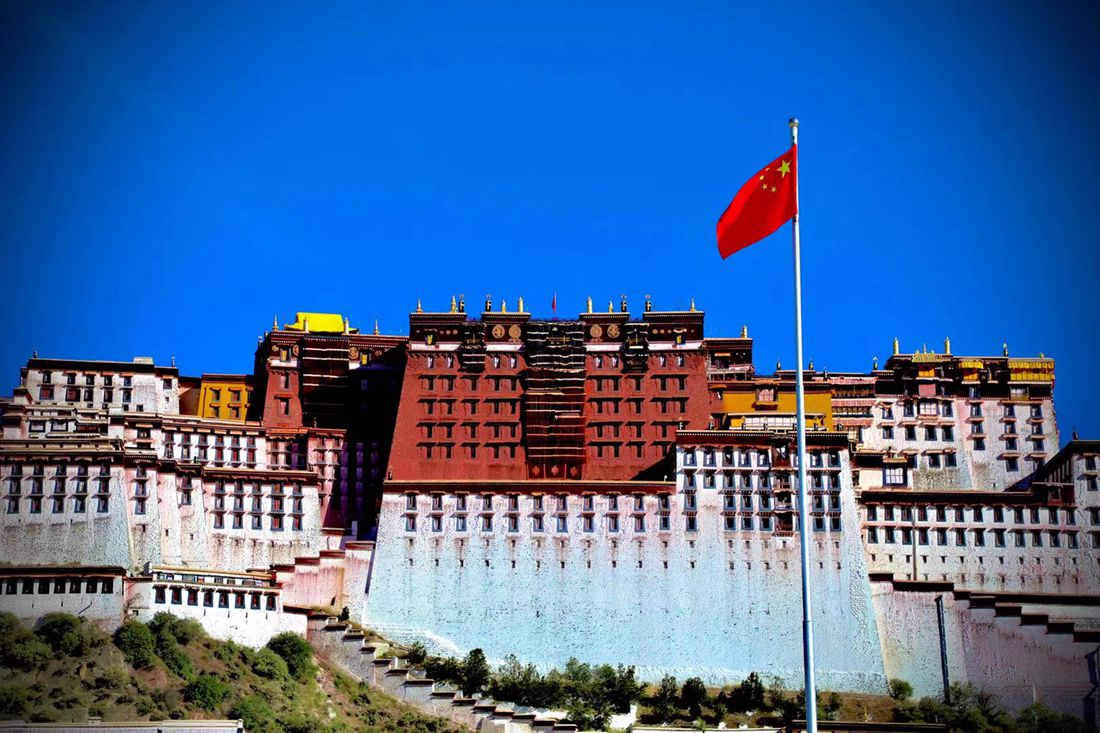 五星紅旗迎風(fēng)飄揚。人民網(wǎng) 次仁羅布攝