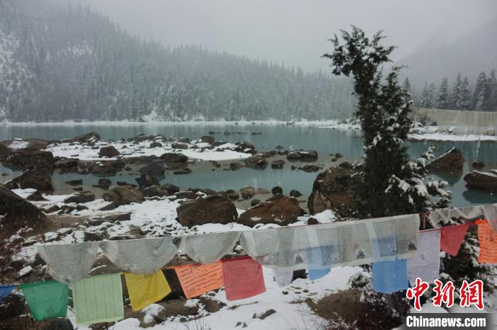 然烏湖春雪飄落?！∪轿木?攝