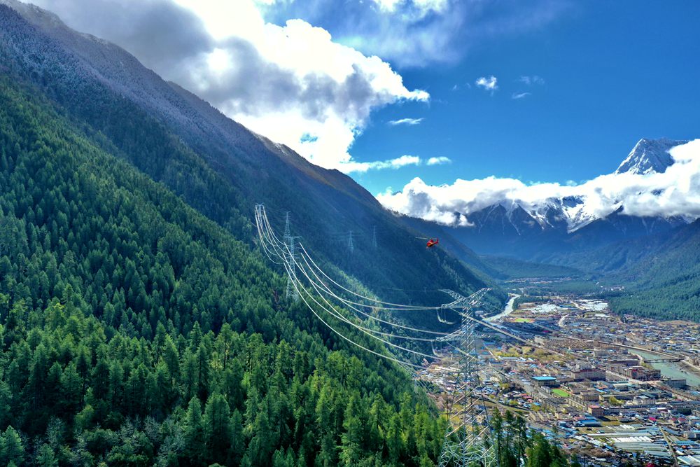 對波林線進行巡視檢查。閆昱翰攝