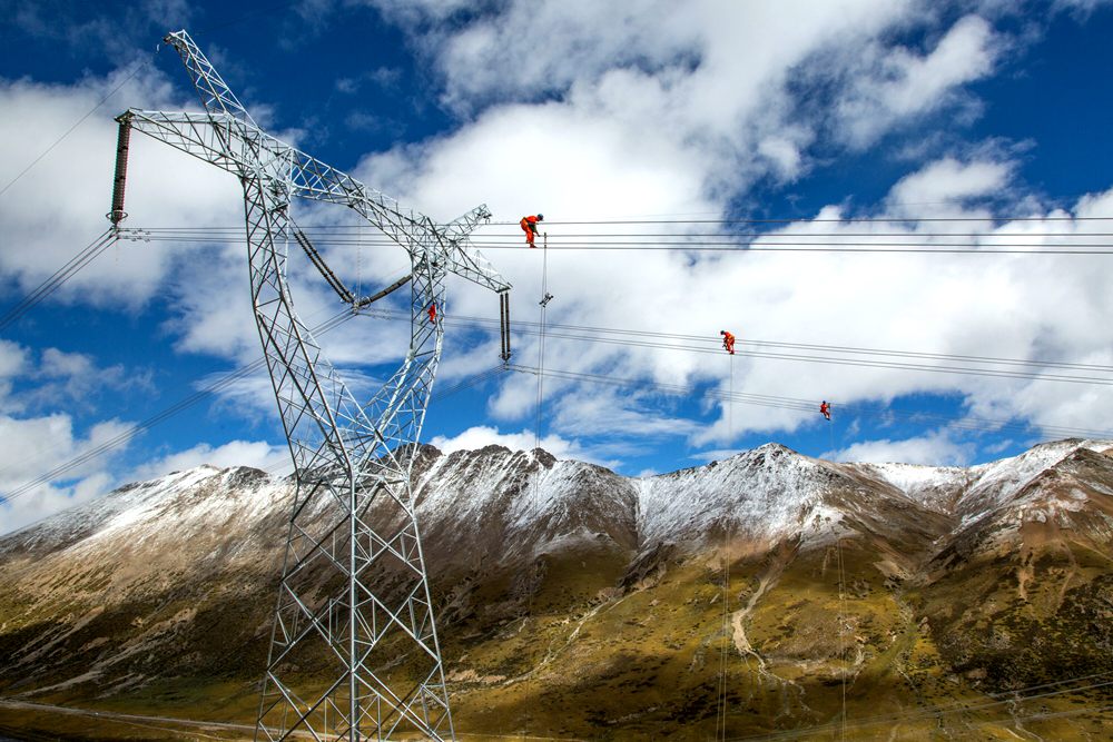 藏中聯(lián)網(wǎng)工程建設，銀線上的“舞者” 。盧忠東攝