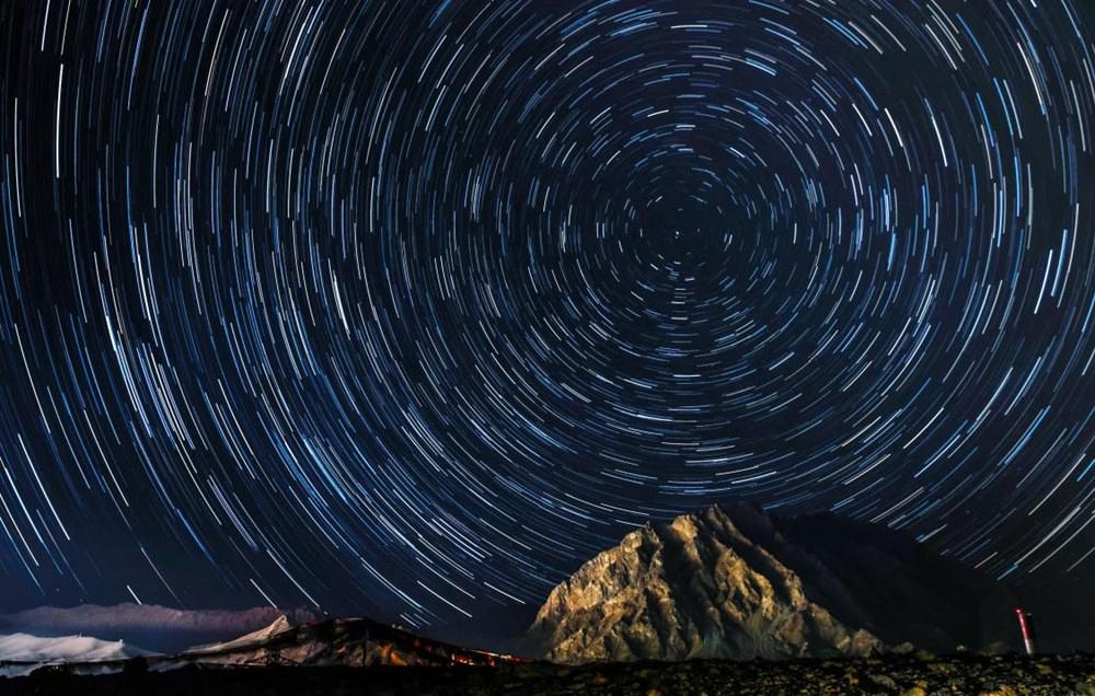 微微風(fēng)簇浪，散作滿河星。貢覺群培攝