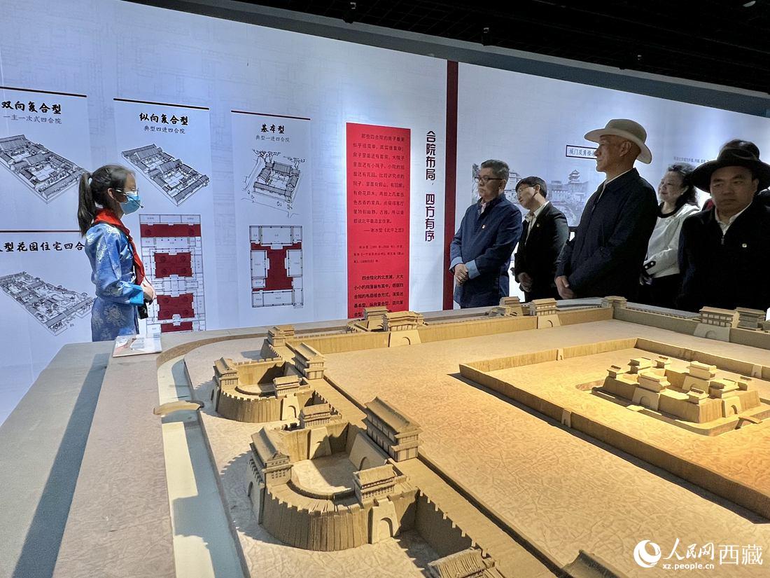 參觀人員認(rèn)真聆聽講解員的解說。人民網(wǎng) 次仁羅布攝