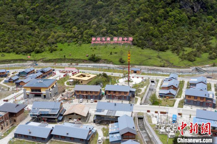 “家是玉麥 國(guó)是中國(guó)”的大字豎立在玉麥鄉(xiāng)旁的山腳上?！钊A峰 攝