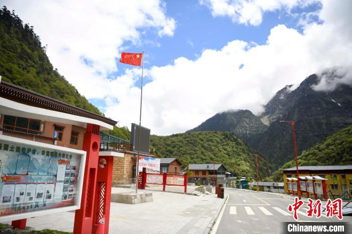 玉麥鄉(xiāng)內(nèi)道路變成了硬化路。　楊華峰 攝