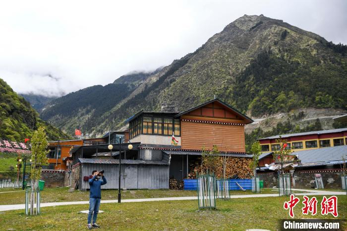 一位攝影愛好者在玉麥鄉(xiāng)拍攝?！钊A峰 攝