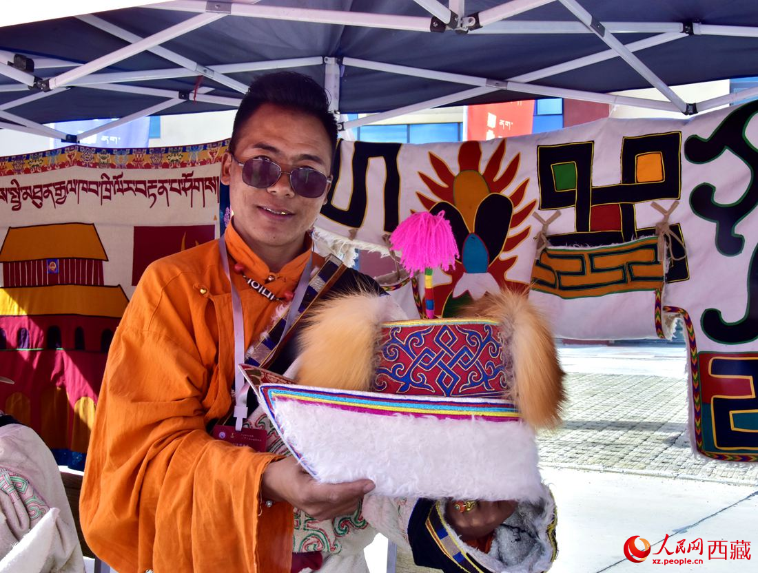 牧民展示手工作品。 人民網(wǎng) 李海霞攝