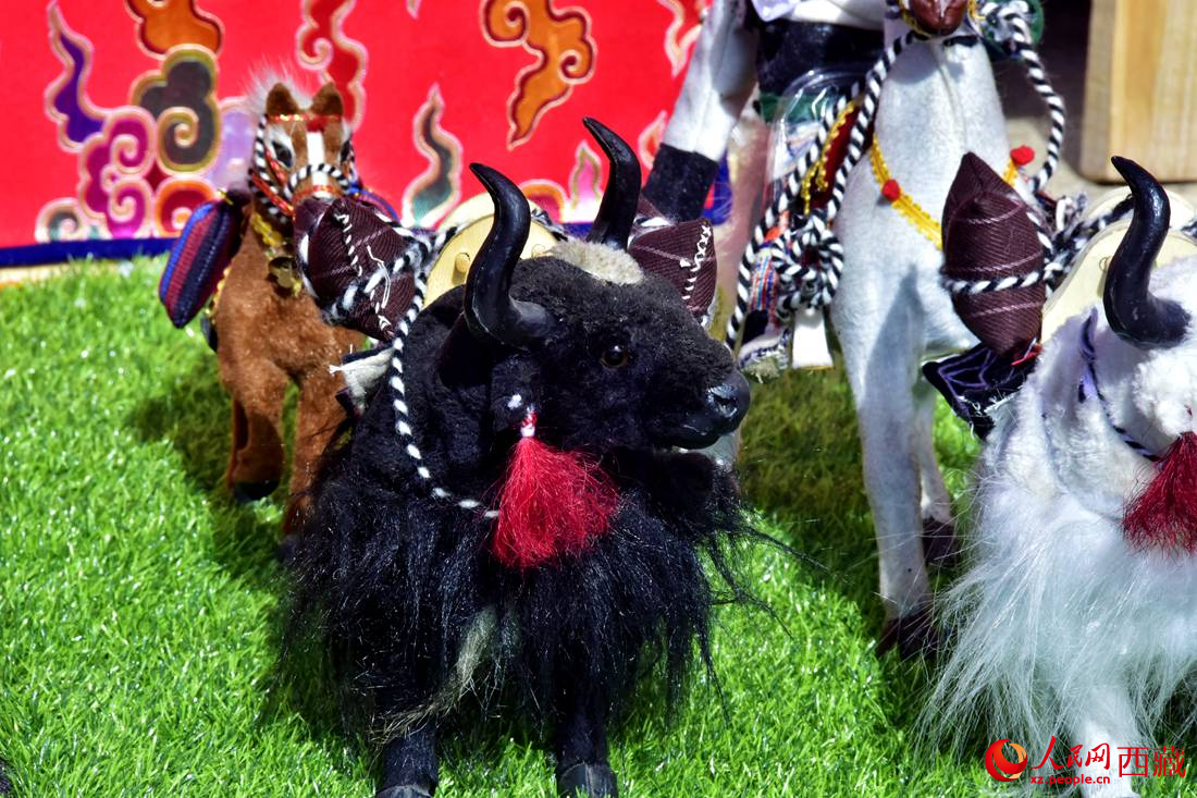 農(nóng)牧民制作的旅游紀念品。人民網(wǎng) 李海霞攝