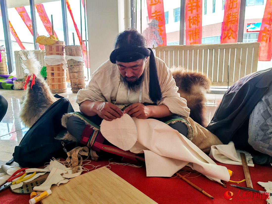 草原漢子變身裁縫。人民網(wǎng) 李海霞攝