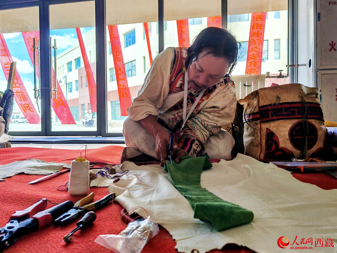 曾經(jīng)的放牛娃學得一身好手藝。人民網(wǎng) 李海霞攝