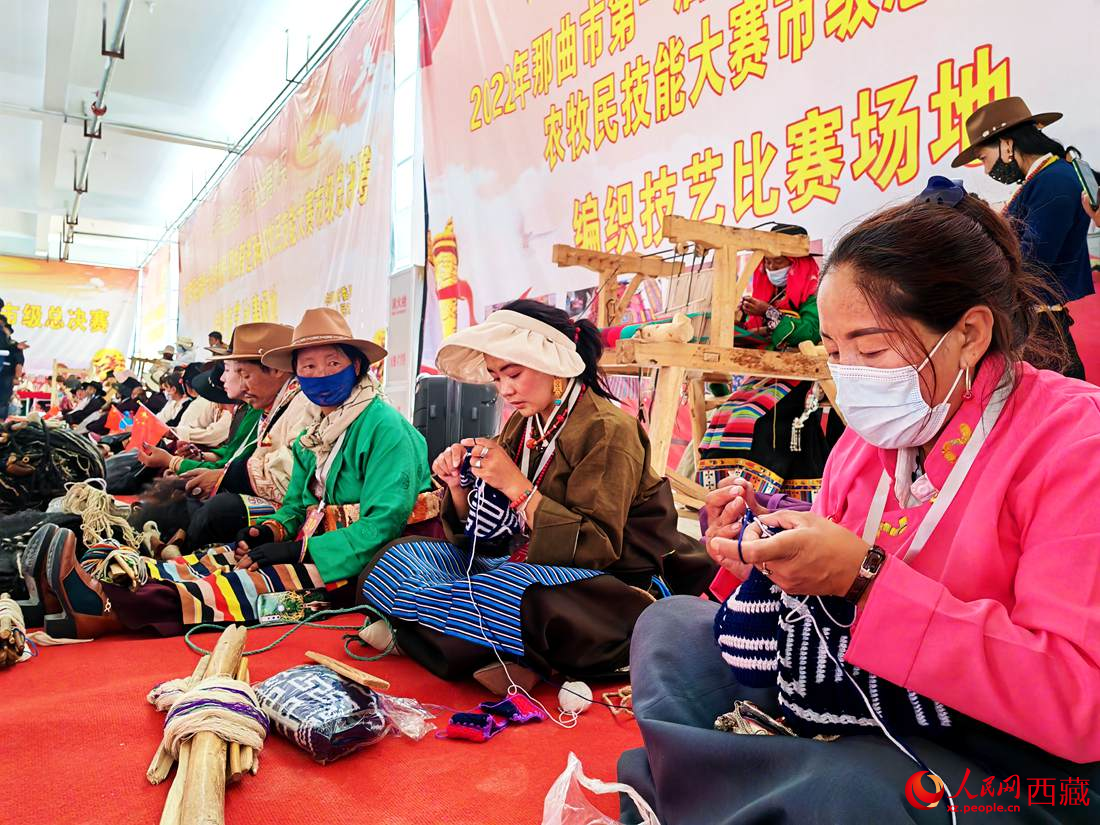 草原姑娘們編織技能大比拼。人民網(wǎng) 李海霞攝