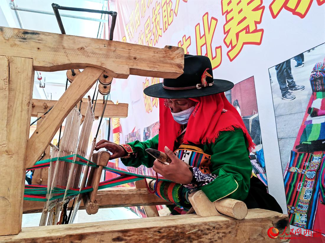 紡織手藝展示。人民網(wǎng) 李海霞攝