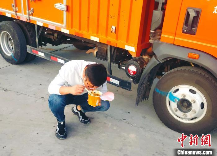 由于沿路疫情原因，閆光宇和朋友只能在服務區(qū)簡餐?！∴嵟?攝