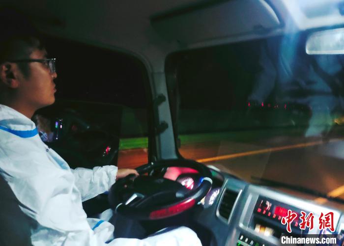 星夜疾馳，只為讓防疫物資早日抵達西藏?！∴嵟?攝