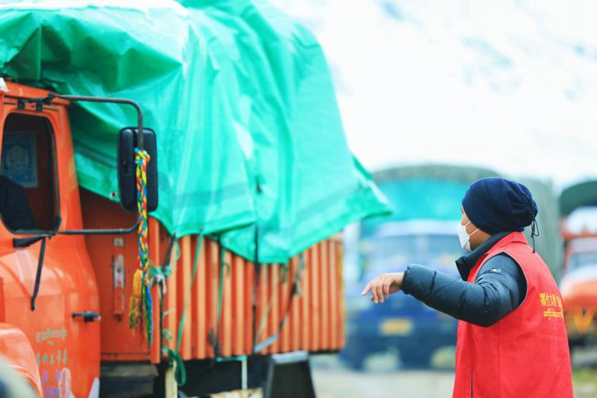 “紅馬甲”幫牧民順利轉(zhuǎn)場。洛克攝