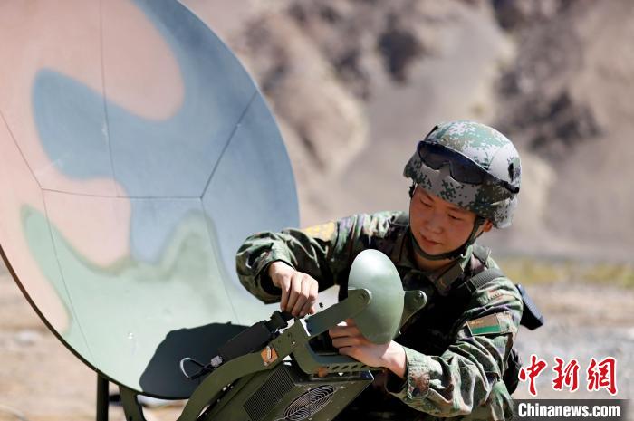 圖為官兵進(jìn)行衛(wèi)星通訊架設(shè)?！?鄒寧寧 攝