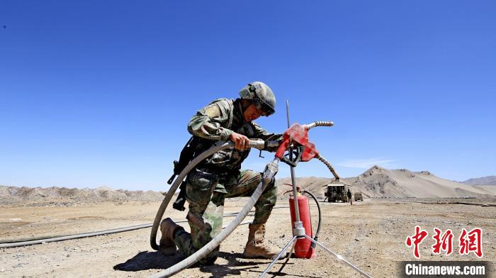 圖為官兵為群車加油?！?胡吉容 攝