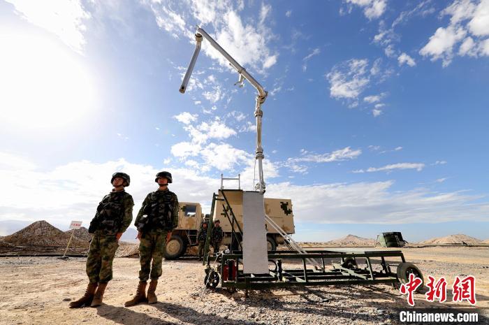 圖為野戰(zhàn)油庫(kù)開(kāi)設(shè)?！?唐 堯 攝