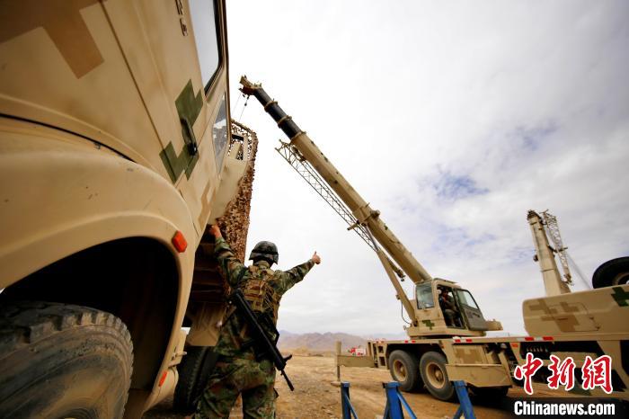 圖為野戰(zhàn)車輛搶修環(huán)節(jié)?！?祁漢智 攝