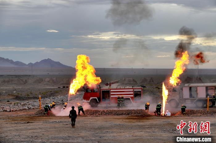 圖為野戰(zhàn)管線搶修?！?鄒寧寧 攝