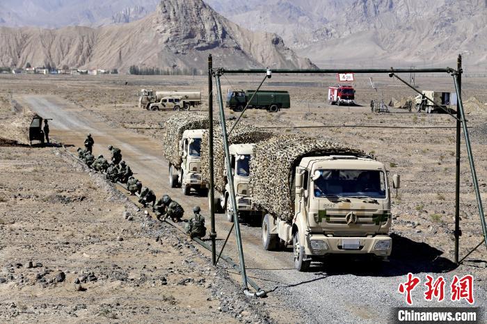 圖為野戰(zhàn)管線鋪設(shè)。　程子斌 攝