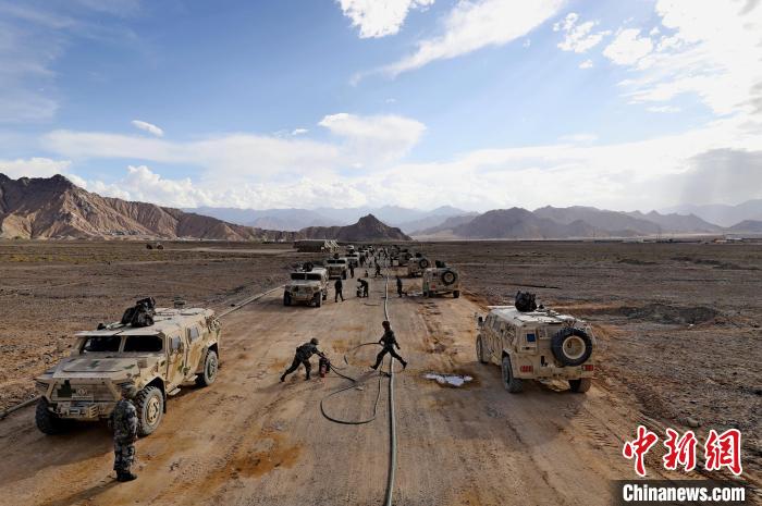 圖為群車加油科目演練現(xiàn)場(chǎng)?！?祁漢智 攝