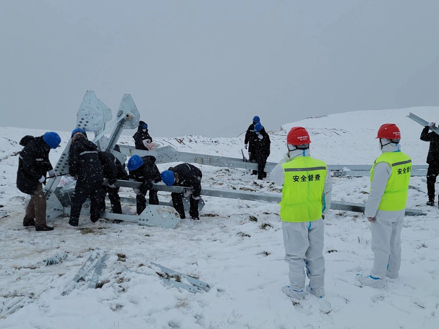 9月13日，電力施工人員正在對改造工器具進行清點和組裝。秦鐘攝